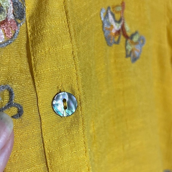 Fig and Flower Mustard Yellow Collard Embroidered floral button up Size Medium - Picture 10 of 14